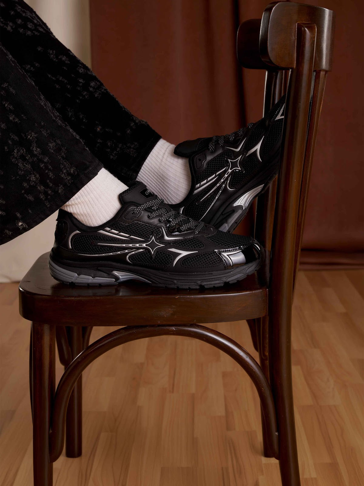 Comet Unisex Apex Darkmatter Sneaker