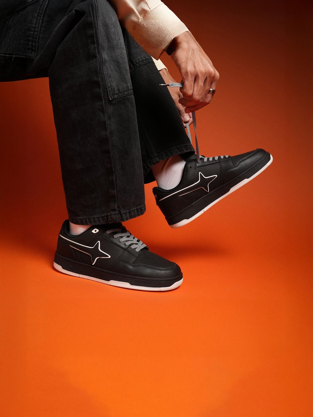 Comet Unisex X Lows Armstrong Sneaker